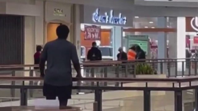 Video: Fairfield mall jewelry store smashed, robbed