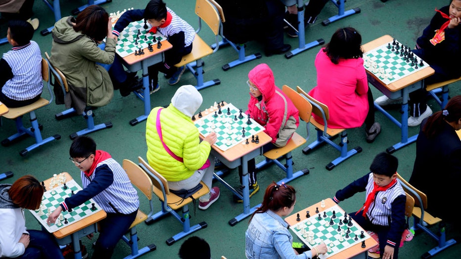 Kids-play-chess-in-China.jpg