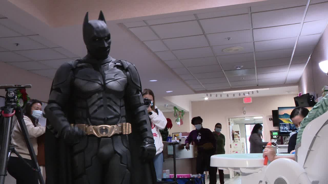 “蝙蝠侠”为湾区医院的儿童带去欢乐