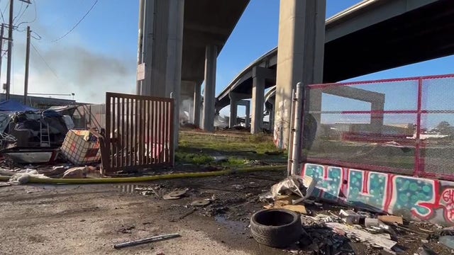 Fire starts under Oakland freeway overpasses, near Wood Street Encampment