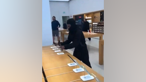 Thief snatches dozens of iPhones from California Apple store