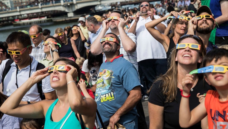 People-look-at-solar-eclipse.jpg