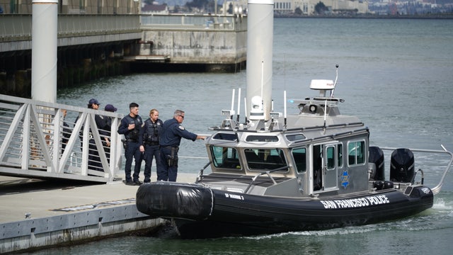 Man swings golf club at people along San Francisco pier, jumps in bay