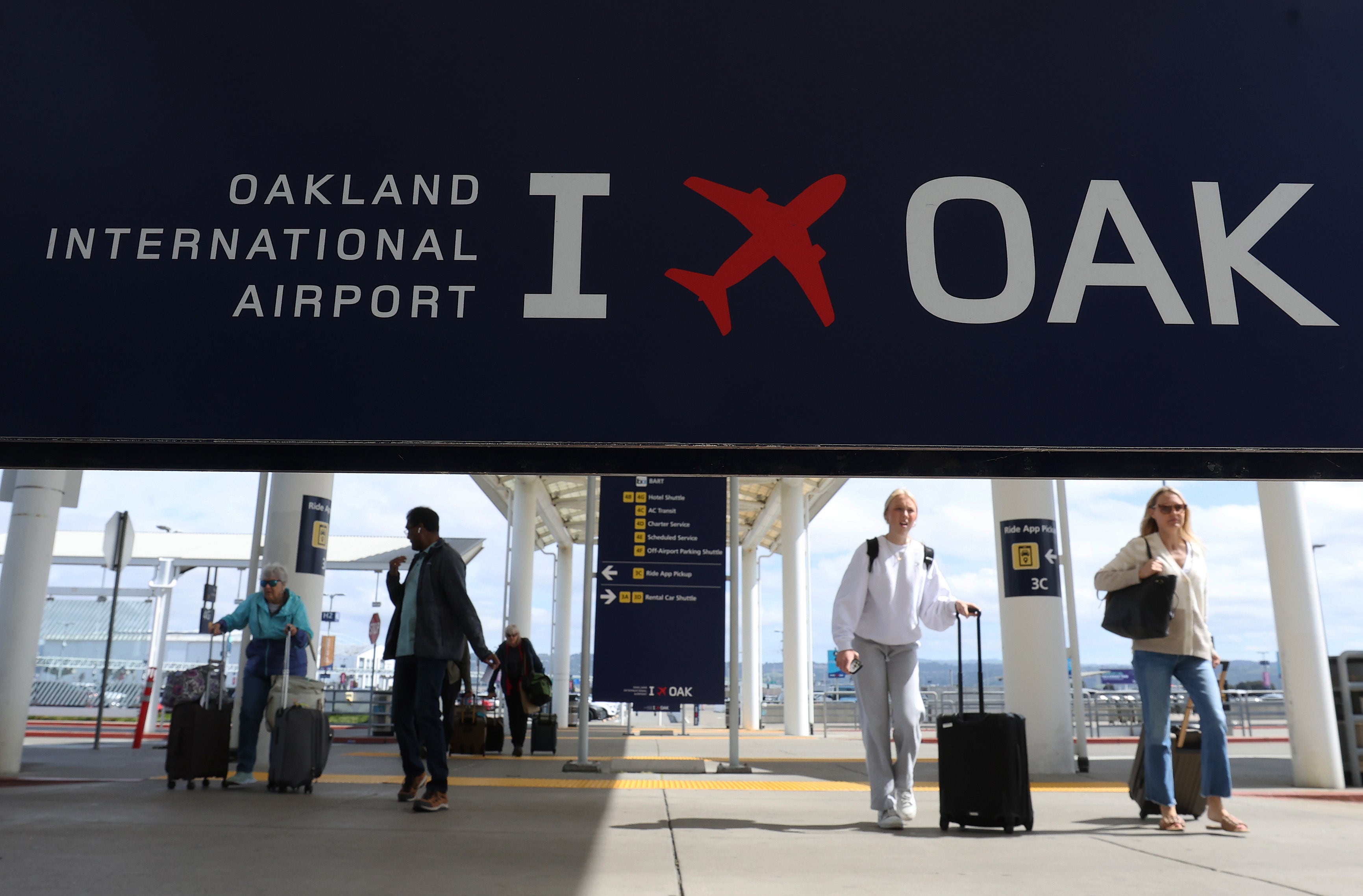 New Oakland Airport program allows non-travelers through security