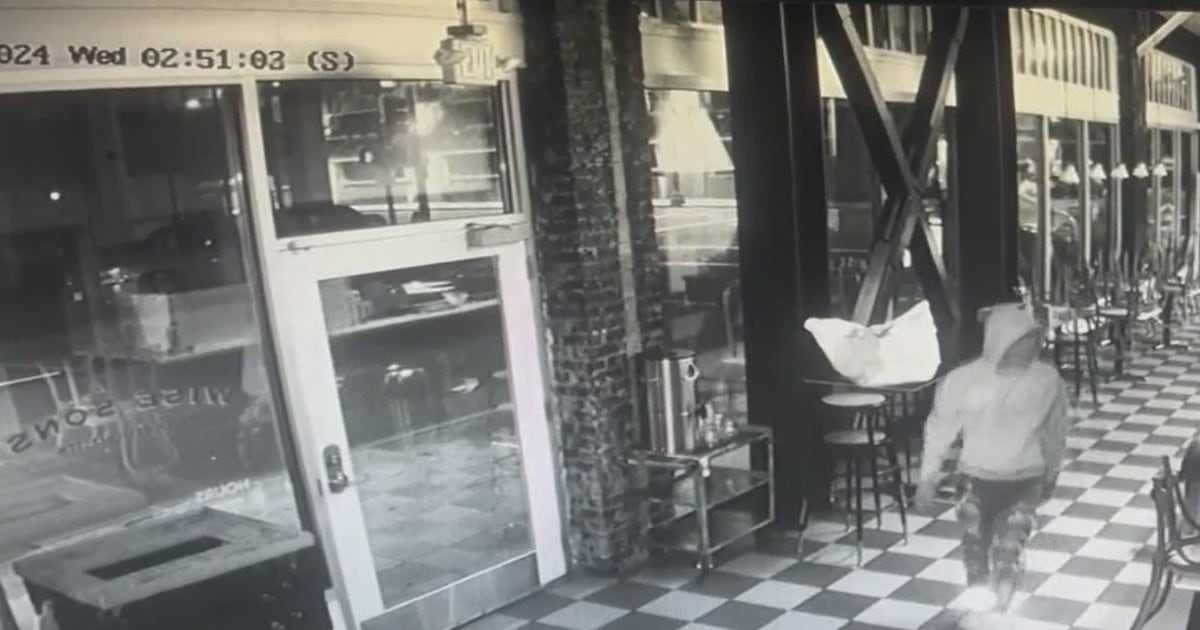 Oakland deli to stay put despite 11 break-ins, car crashes | KTVU FOX 2