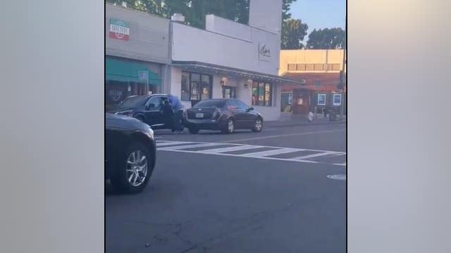 Oakland burglar seen swiping suitcase, ignoring witnesses and cameras