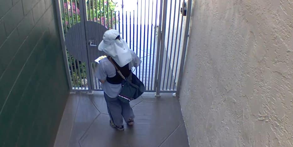 Video: Suspects sought in robbery of Oakland postal worker