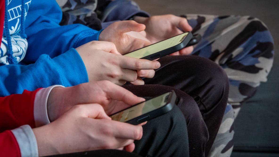 Oakland Unified School District announces ban on cell phones during the school day