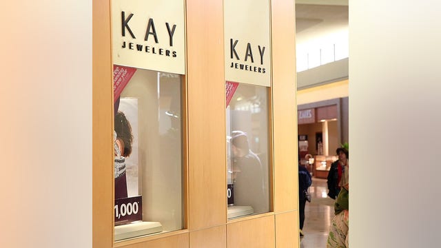 Watch: Smash-and-grab at Kay Jewelers at San Francisco mall