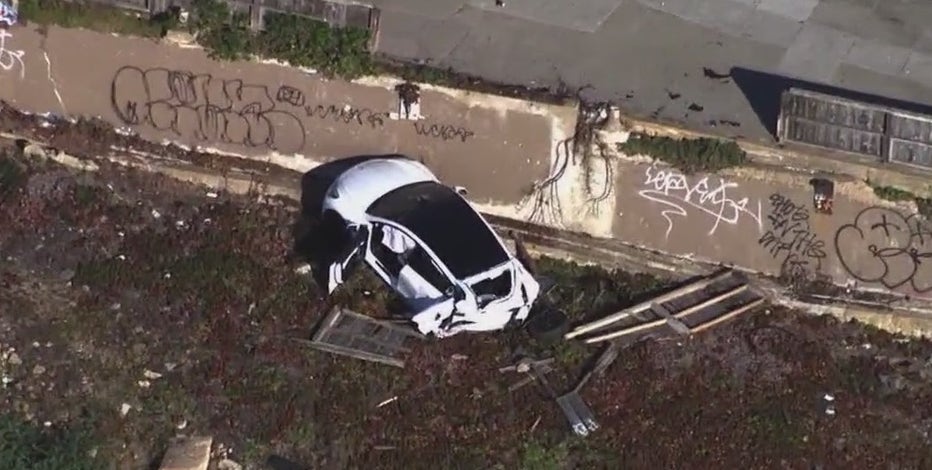 1 killed after 2 cars go over San Francisco cliff
