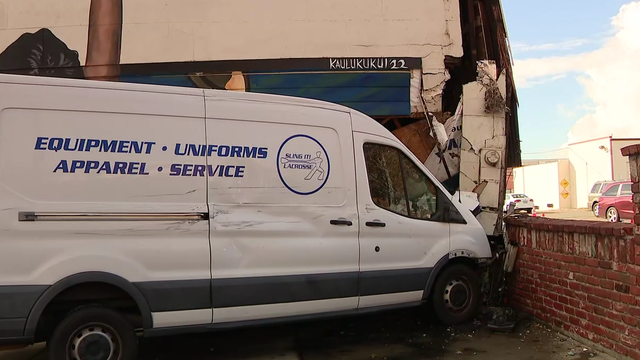 Van crashes into Emeryville liquor store; driver injured