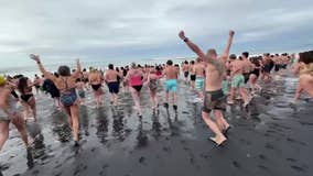 San Francisco polar plunge: Hundreds partake in New Year's Pacific Ocean tradition