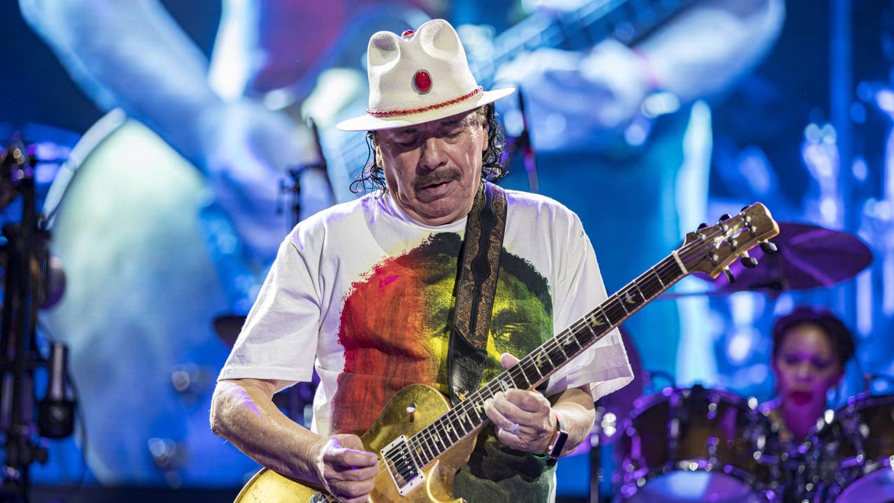 Carlos Santana hospitalized after suffering medical emergency before