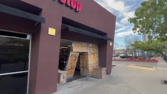 Thieves ram car through Emeryville GameStop