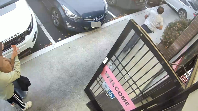 Sunnyvale jewelry store worker chases off robbers with gun