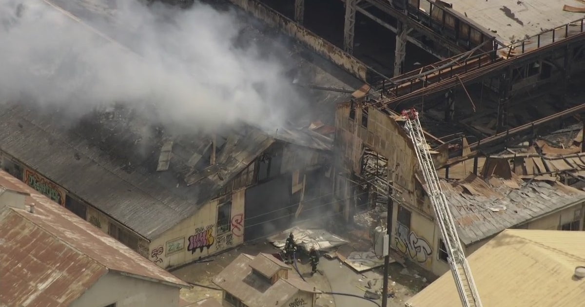 Oakland warehouse building catches fire | KTVU FOX 2