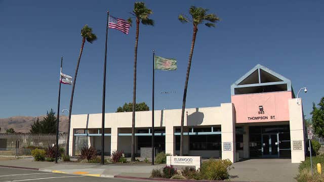 Plainclothes ICE officers detain man in lobby of Elmwood jail