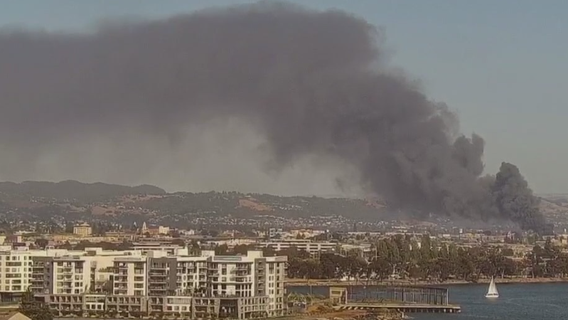 4-alarm fire destroys warehouse near Oakland Coliseum
