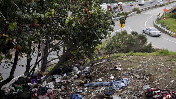 Oakland hires parolees to clean city freeways