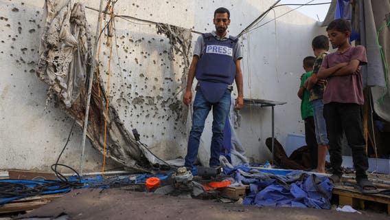 Israeli strikes kill journalists and aid-seekers as Australia backs Palestinian statehood