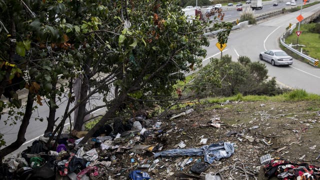 Oakland hires parolees to clean city freeways