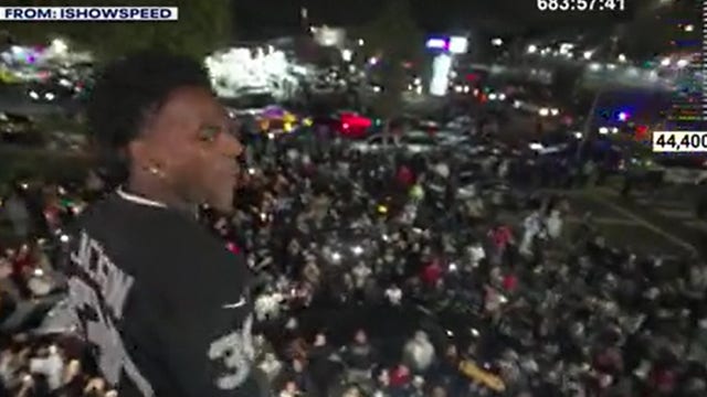 Viral streamer IShowSpeed checks out Oakland's Hyphy Burger, sideshow