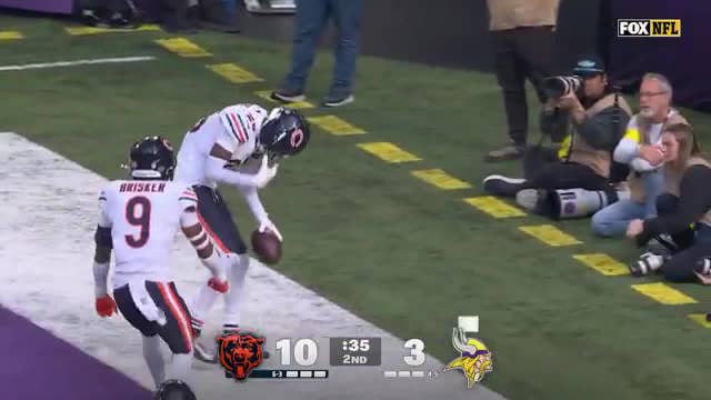 NFL player drops to knees after victory to honor Coach John Beam