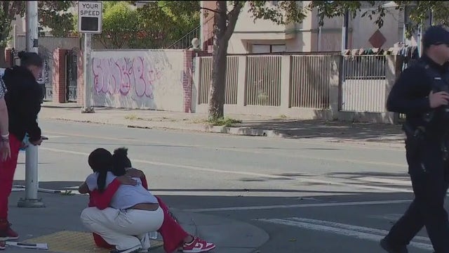 2 men fatally shot at East Oakland gas station