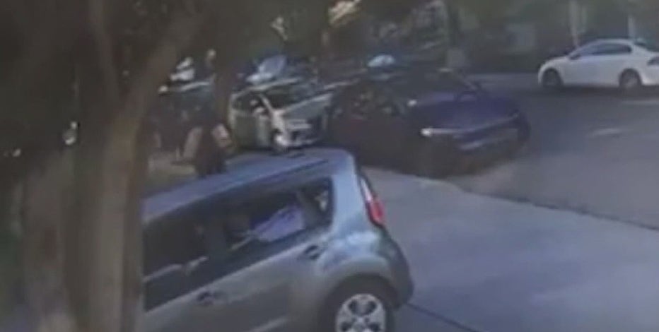 Oakland porch pirate swipes FedEx packages minutes after delivery