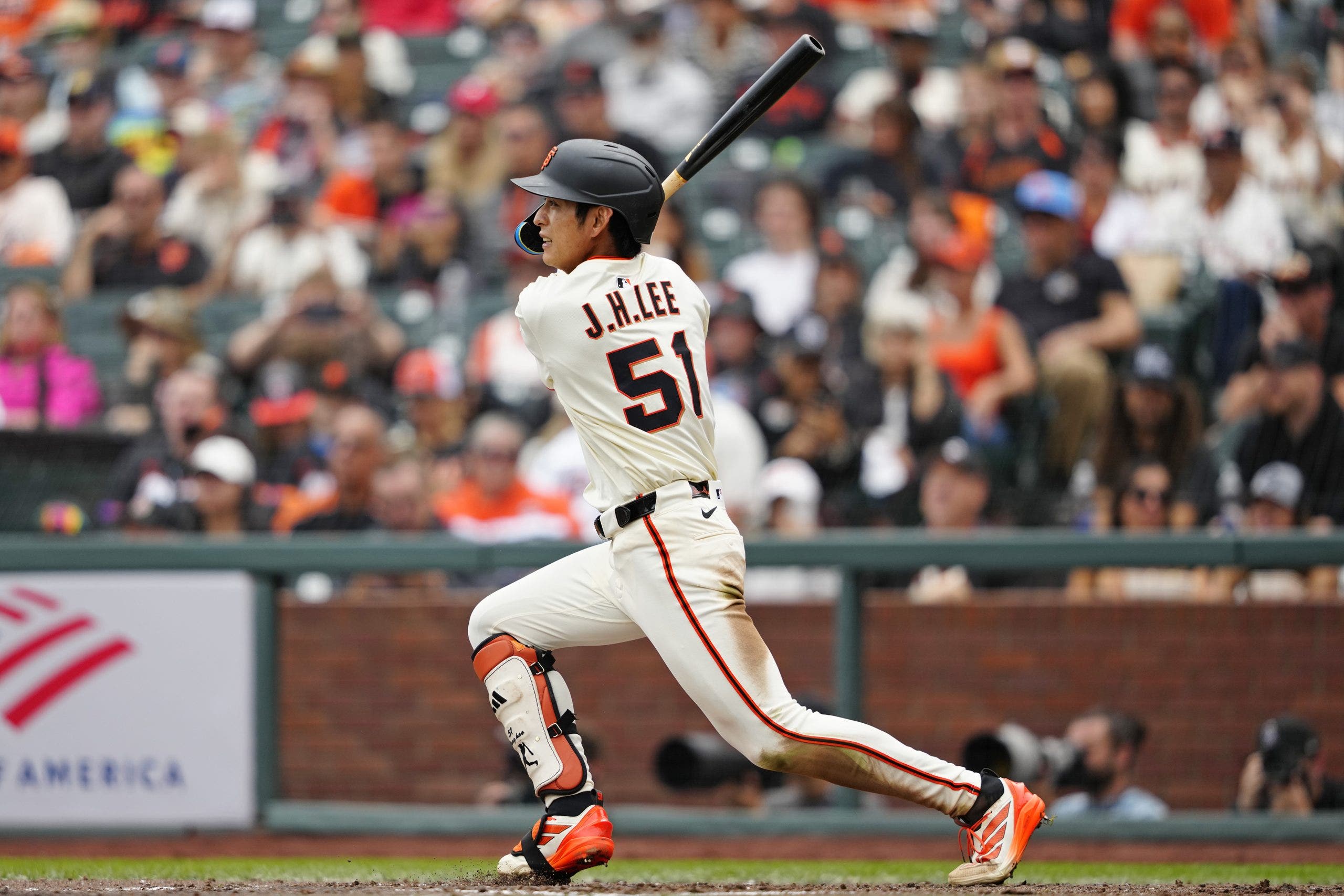 Giants outfielder Jung Hoo Lee detained at LAX
