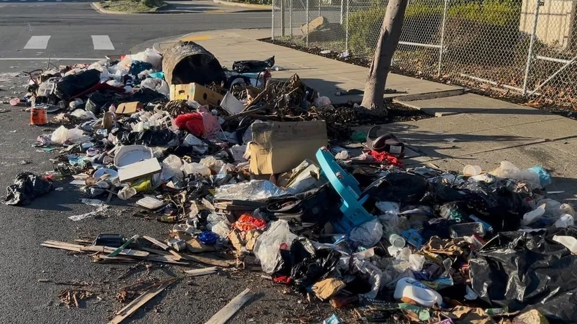 Volunteer who picks up trash around Oakland robbed while cleaning street corner