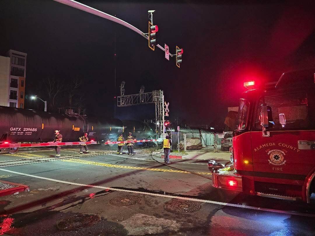 Tanker train crashes into car stopped on tracks in Emeryville