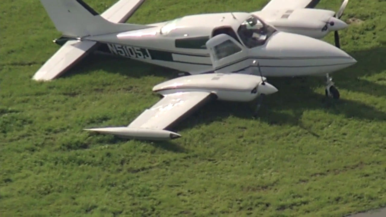 小*郎様 TWIN-ENGINE AIRCRAFT COLLECTION 3☆1 Cessna veers off San Jose runway after landing gear collapse