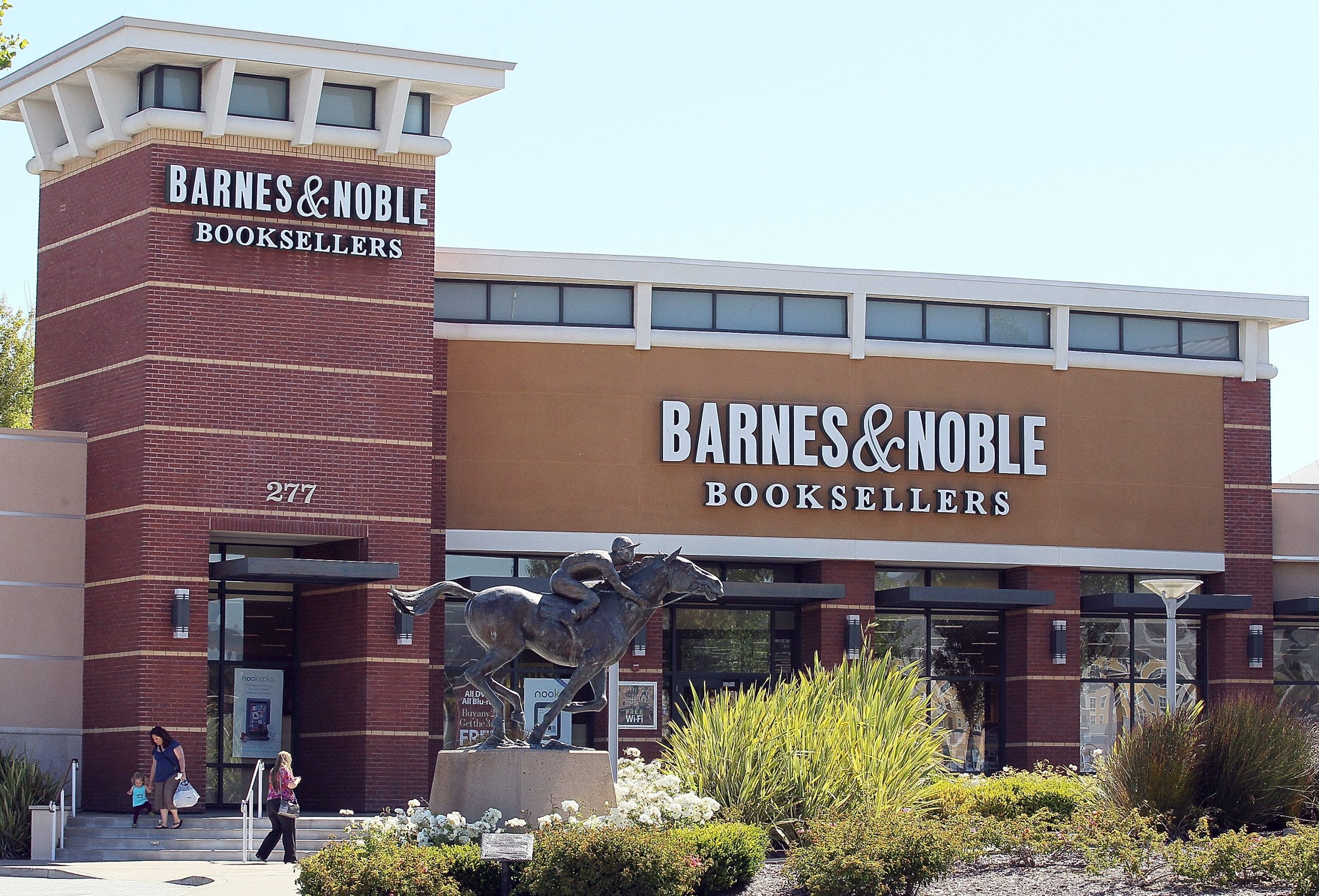 Popular Bay Area Barnes & Noble offers steep discounts as it prepares to close