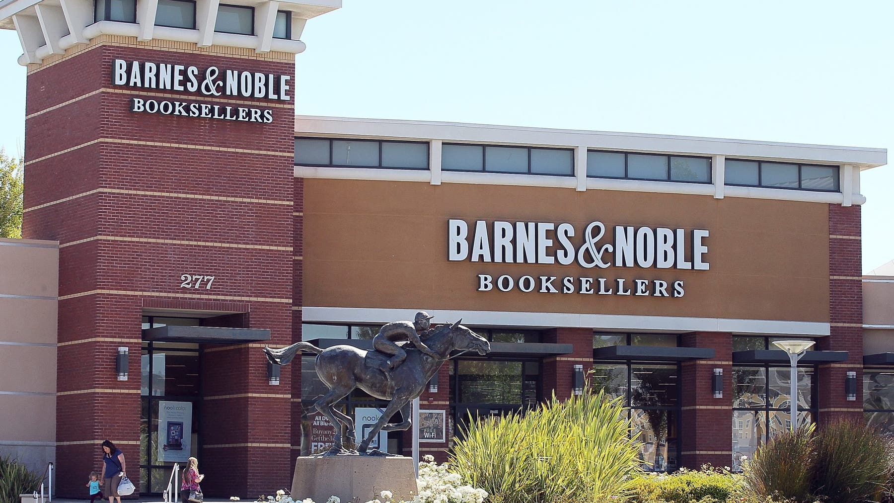 Popular Bay Area Barnes & Noble offers steep discounts as it prepares to close