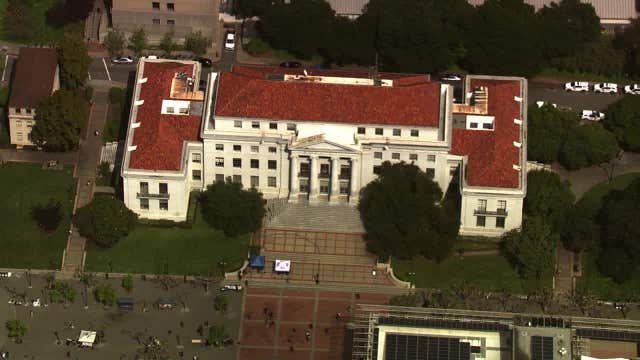 Man's body discovered on UC Berkeley campus; no indication of foul play, officials say