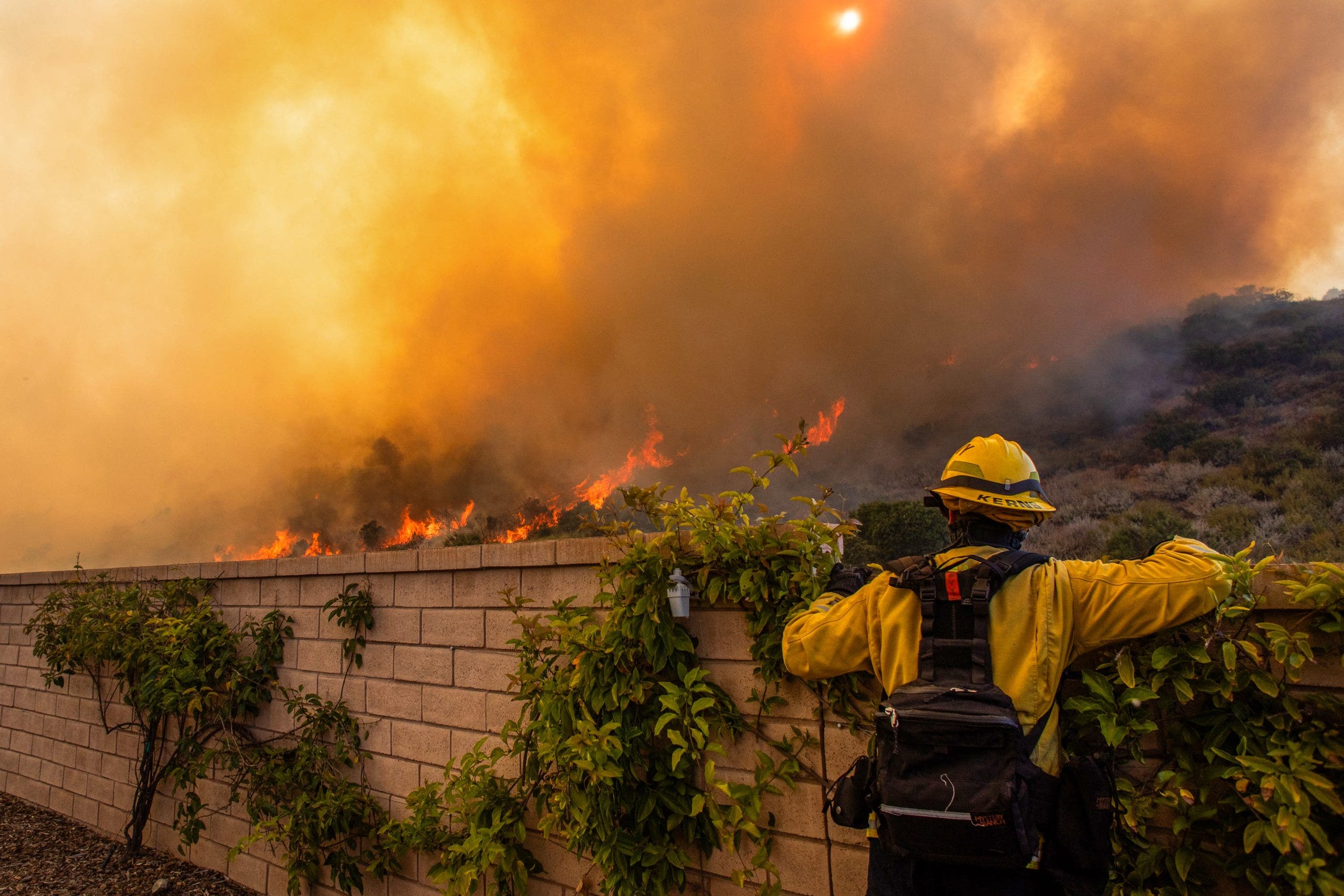 Fast-moving Sandy Fire in Southern California burns nearly 1,700 acres