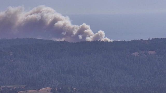 Woodside Fire burns along Sonoma coast, smoke pollutes air quality in the North Bay