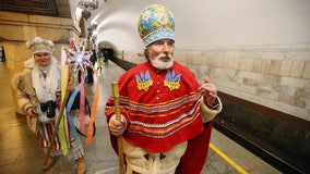 Ukrainians celebrate Christmas with the West, part with Russia