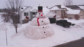 30-foot-tall snowman made by Buffalo, Minn. family becomes neighborhood attraction