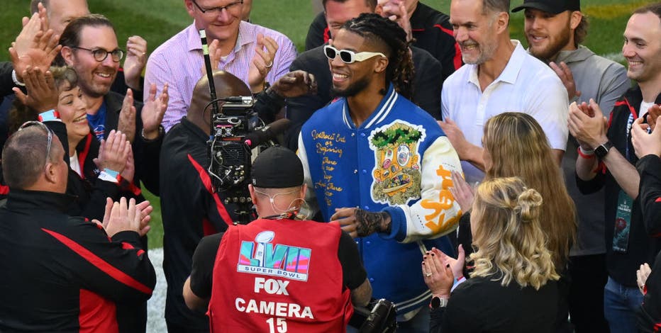 39) Damar Hamlin and Cincinnati medical workers honored on the field before Super  Bowl LVII