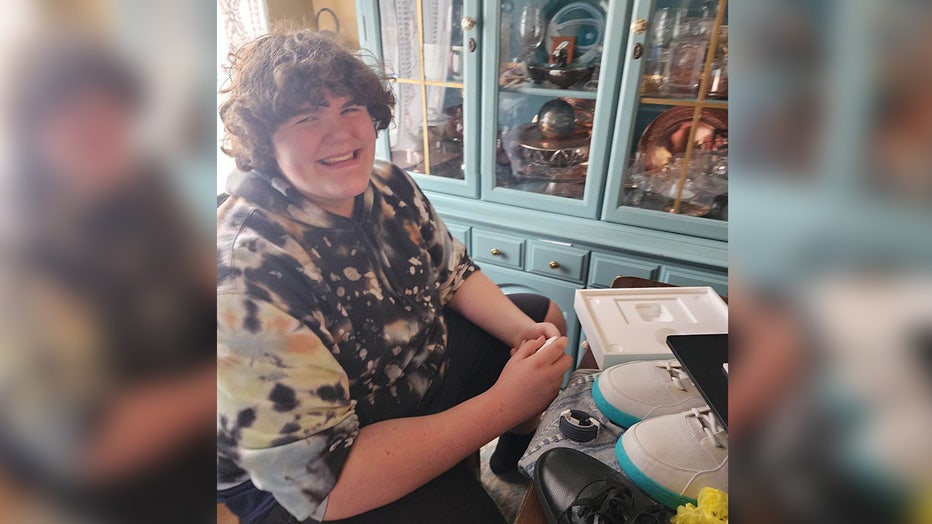 Teen who needs size 23 shoes gets special call from Shaquille O'Neal