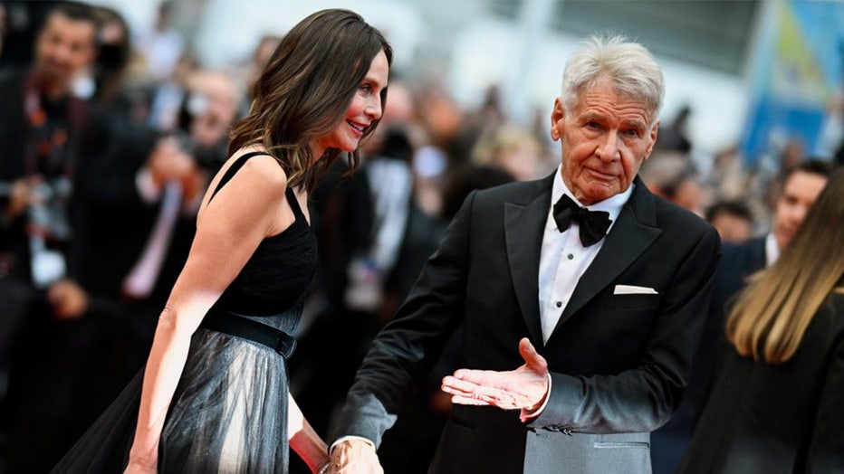 Harrison Ford vai a première de 'Indiana Jones 5' com a mulher