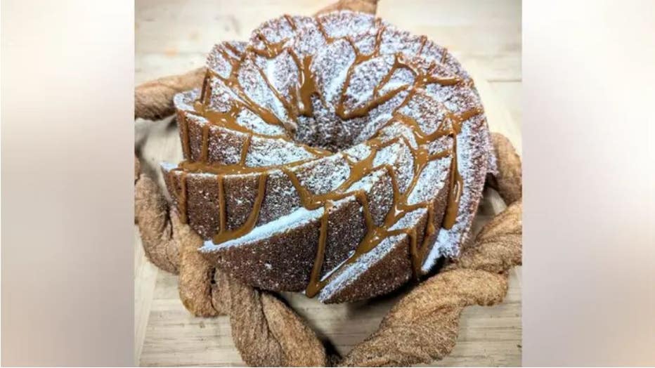 The Bakery Street Churro Bundt Cake reportedly weighs 40 ounces. It's topped with dulce de leche and powdered sugar. (Bakery Street / Fox News)