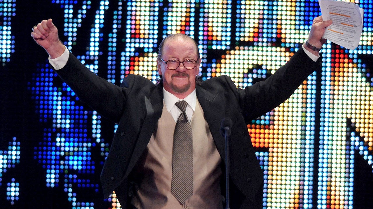 Terry Funk, WWE Hall of Famer, dies at 79 | LiveNOW from FOX