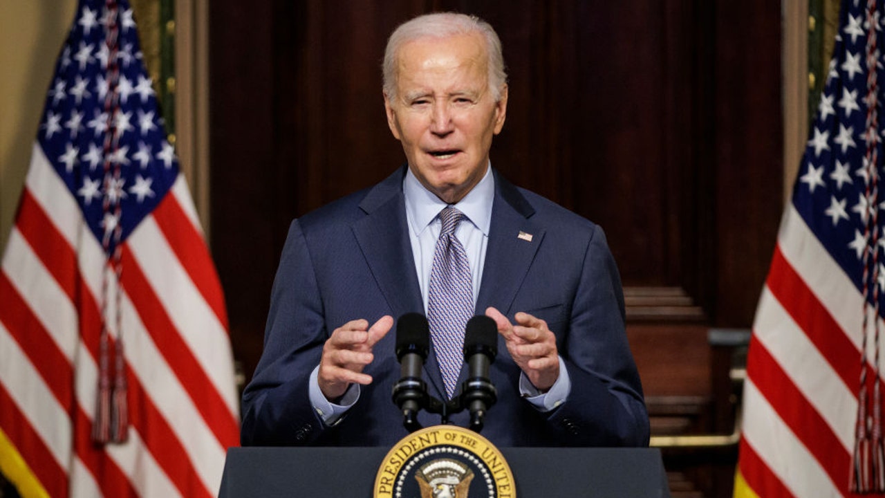 U.S. President Joe Biden receives an Atlanta Braves jersey from News  Photo - Getty Images