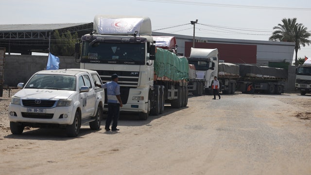 Gaza border crossing opens to deliver trickle of desperately needed aid
