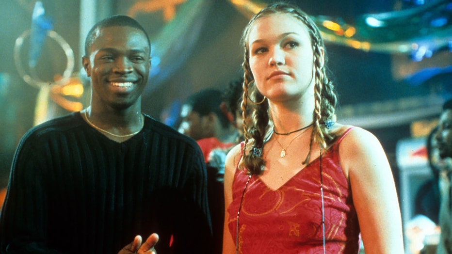 Sean Patrick Thomas and Julia Stiles at a dance in a scene from the film 'Save The Last Dance', 2001. (Photo by Paramount/Getty Images)