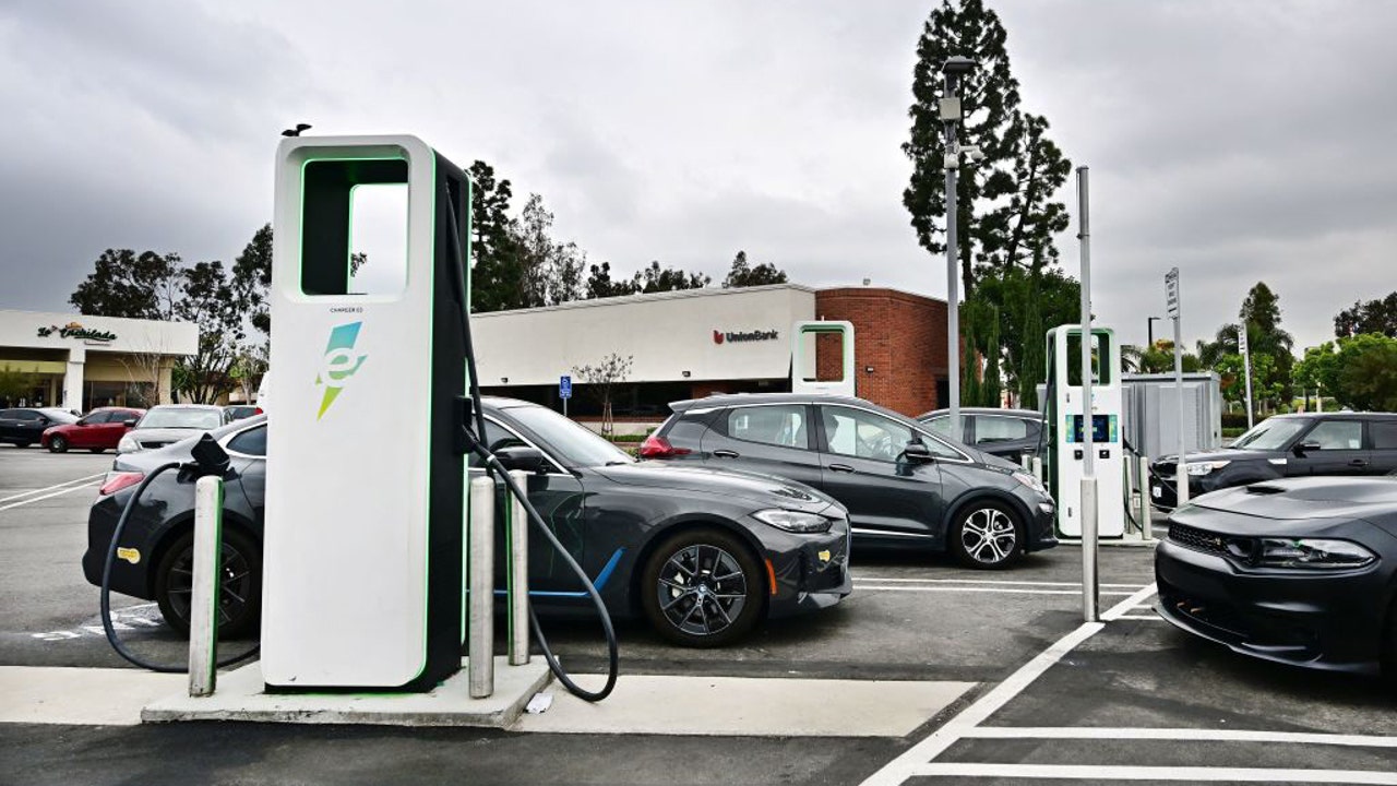 More Electric Vehicles Lose Full US Tax Credits In 2024 LiveNOW From FOX   EVs At A Charging Station 