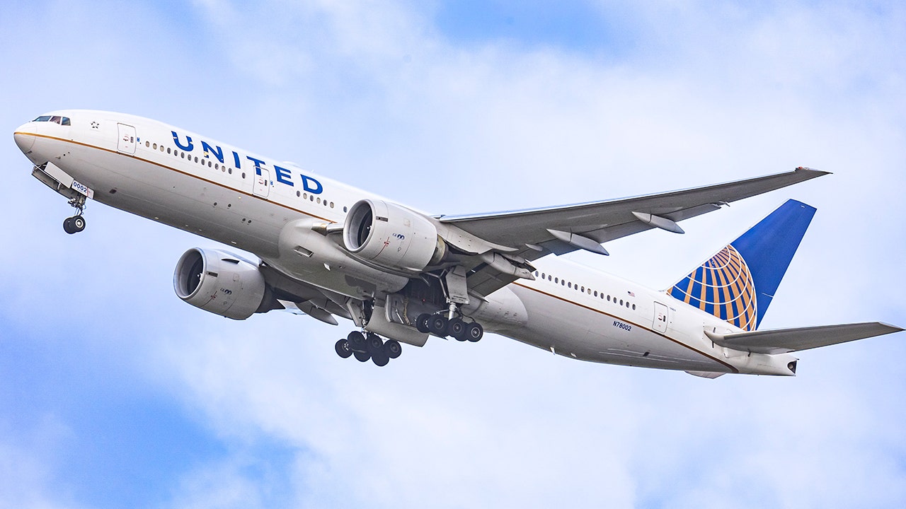 United Airlines flight makes emergency landing in Florida after